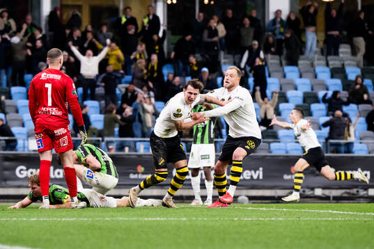 AIKs Bersant Celina jublar med John Guidetti efter att ha gjort 0-1