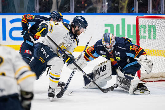 Södertäljes Nolan Stevens och Djurgårdens målvakt Hugo