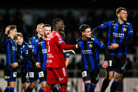 Sirius målvakt Ismael Diawara, Robbie Ure och Tobias Anker jublar