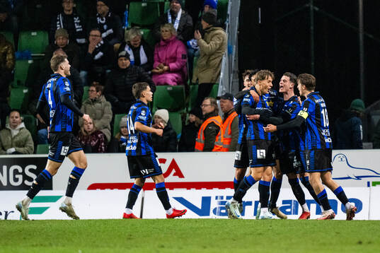 Sirius Marcus Lindberg jublar med Robbie Ure och Adam Vikman efter 1-2