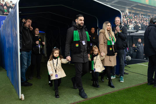 Tidigare GAIS spelaren Mervan Celik med familj avtackas