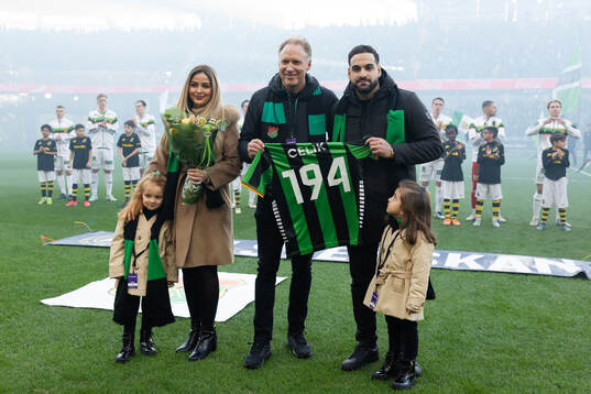 Tidigare GAIS spelaren Mervan Celik med familj avtackas