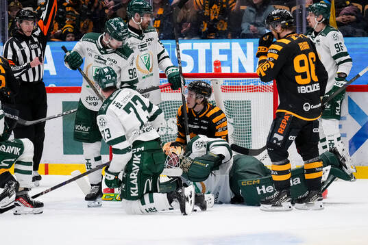 Skellefteås Axel Sandin Pellikka och Färjestads målvakt