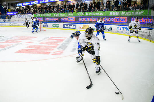 Karlskogas Kalle Jellvert och AIKs Daniel Muzito Bagenda