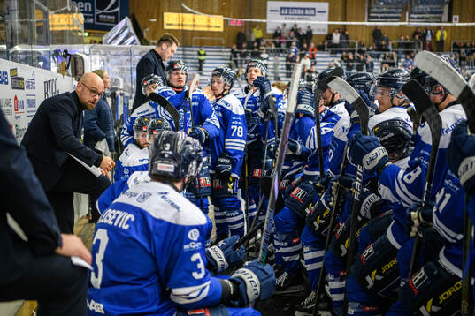 Karlskogas tränare Dennis Hall och spelare