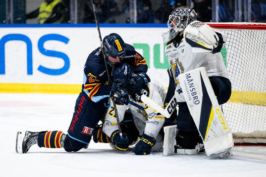 Djurgårdens Fredric Weigel och Södertäljes Nolan Stevens