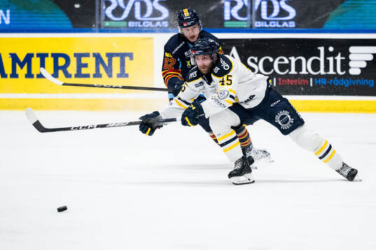 Djurgårdens Hampus Larsson och Södertäljes Sebastian Dyk
