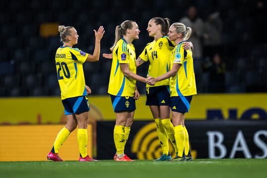 Hanna Bennison, Magdalena Eriksson, Nathalie Björn and Jonna Andersson of Sweden celebrates