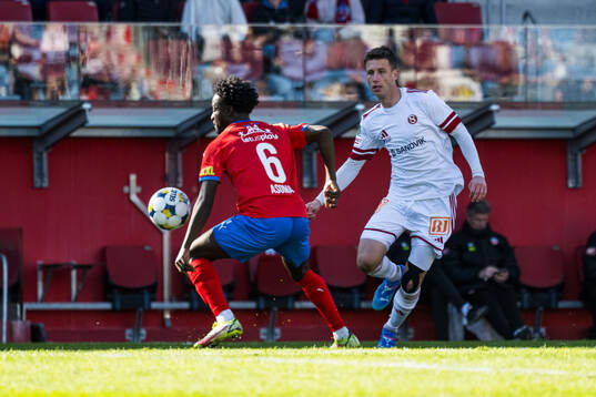 Helsingborgs Samuel Asoma och Sandvikens IFs Filip Olsson