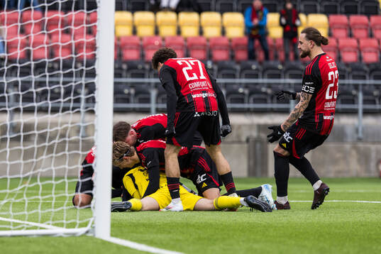Östersunds Frank Stople jublar efter räddad straff