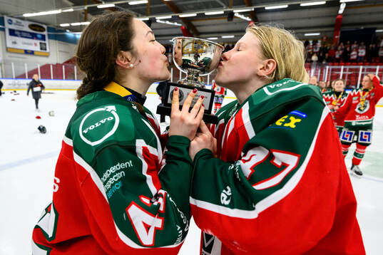Frölundas Ebba Westerlind och målvakt Maja Helge jublar