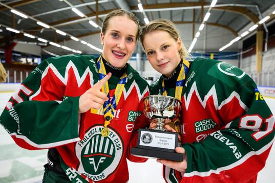 Frölundas Nellie Svensson och Edit Danielsson jublar