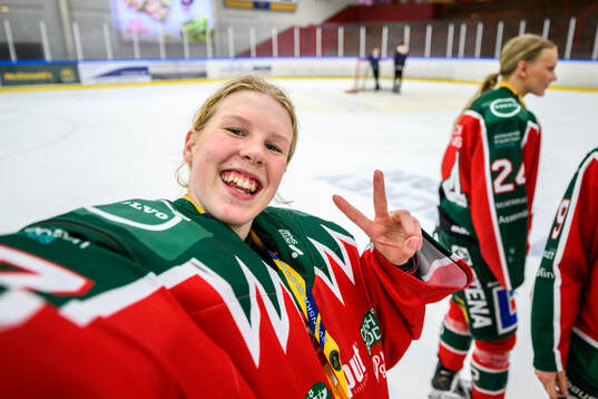 Frölundas målvakt Maja Helge jublar