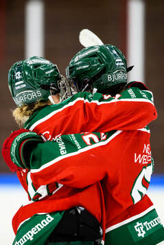 Frölundas Edit Danielsson och Ebba Westerlind jublar