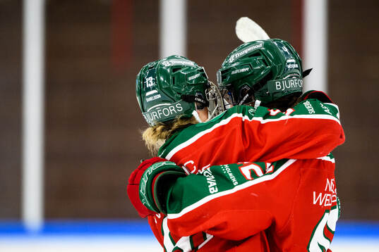 Frölundas Edit Danielsson och Ebba Westerlind jublar