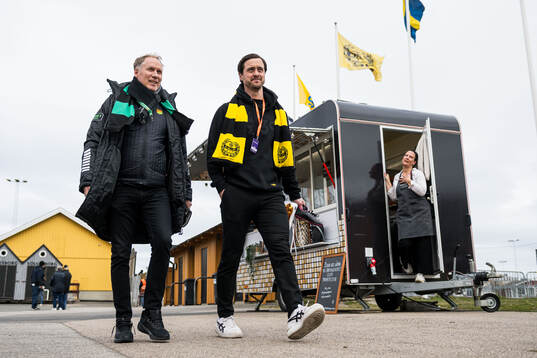 GAIS tekniskchef Magnus Sköldmark och Mjällbys klubbchef Jacob Lennartsson