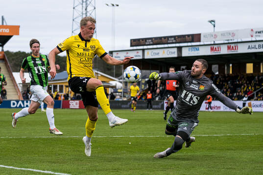 Mjällbys Herman Johansson och GAISs målvakt Mergim Krasniqi