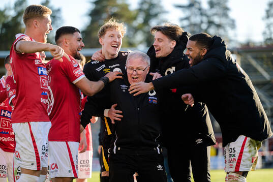 Degerfors spelare jublar med lagledare Stig Ekman