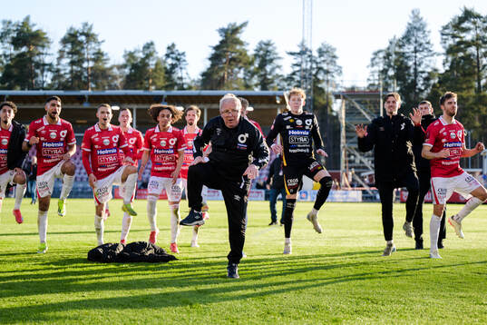 Lagledare Stig Ekman jublar tillsammans med spelarna