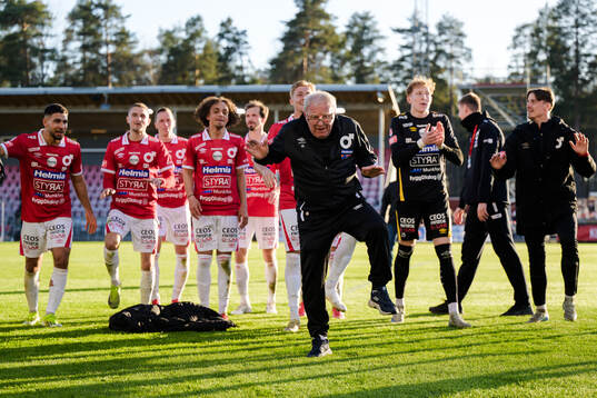 Lagledare Stig Ekman jublar tillsammans med spelarna