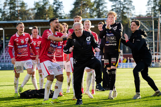 Lagledare Stig Ekman jublar tillsammans med spelarna
