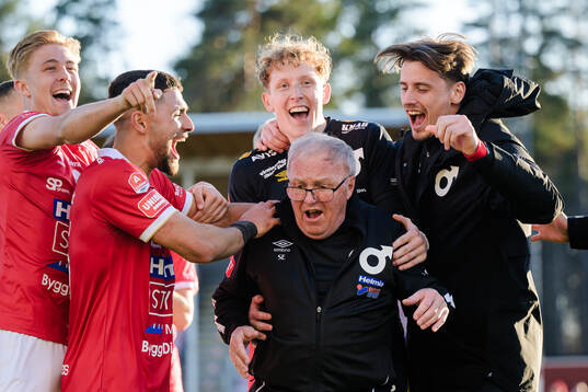 Lagledare Stig Ekman jublar tillsammans med spelarna