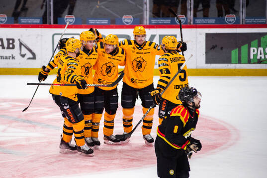Skellefteås Anton Heikkinen jublar med lagkamrater eter 3-2
