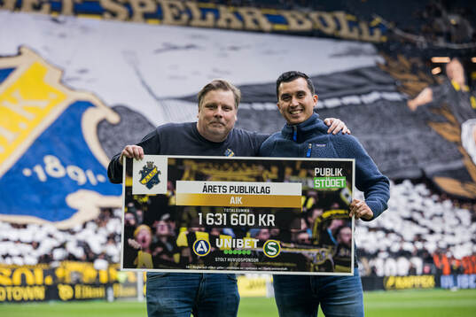 AIK med en prischeck för Årets Publiklag 2024