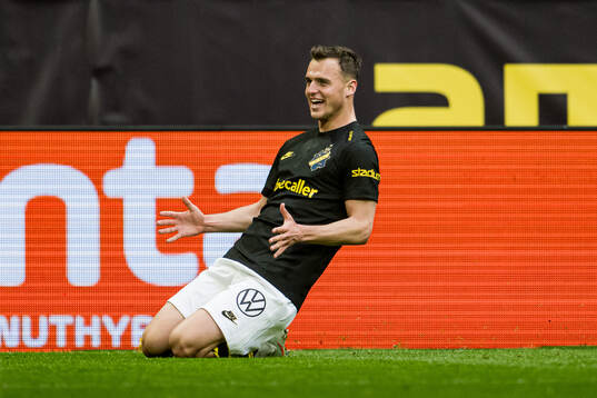 AIKs Áron Csongvai jublar efter 1-1
