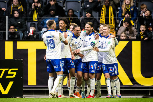 IFK Norrköpings Christoffer Nyman jublar med lagkamrater efter 1-3
