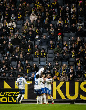 IFK Norrköpings Christoffer Nyman jublar med lagkamrater efter 1-3