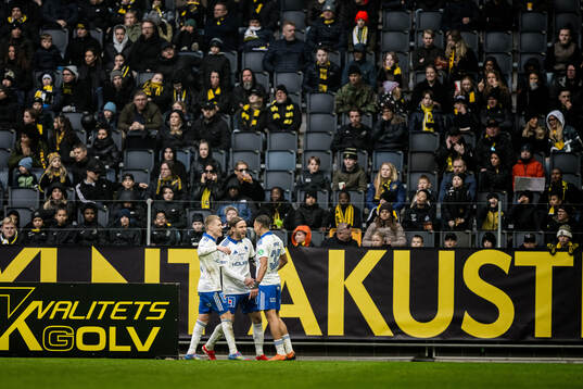 IFK Norrköpings Christoffer Nyman jublar med lagkamrater efter 1-3