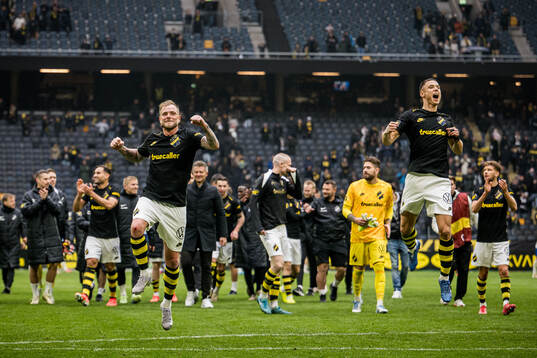 AIKs John Guidetti och Áron Csongvai jublar