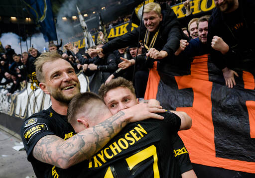 AIKs John Guidetti , Johan Hove och Mads Døhr Thychosen jublar efter 4-3