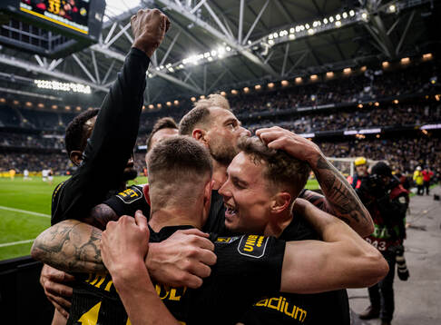 AIKs John Guidetti , Johan Hove och Mads Døhr Thychosen jublar efter 4-3