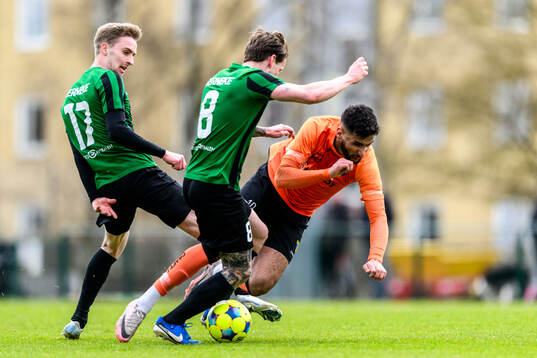 Högaborgs Dennis Ericson och Niklas Mineur och Torns Omar Khattab