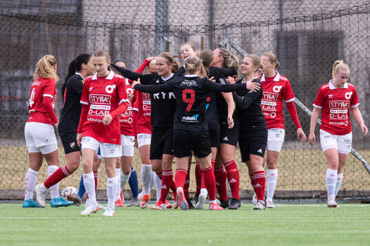 Enskede IKs Sabina Lundström jublar med lagkamrater efter 1-0