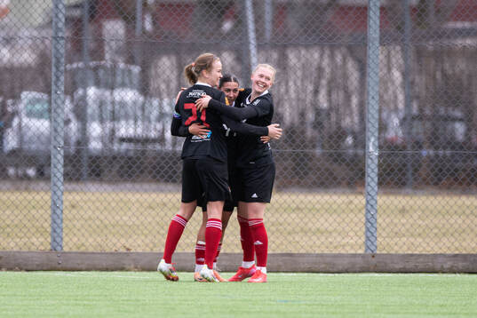Enskede IKs spelare jublar efter 1-0
