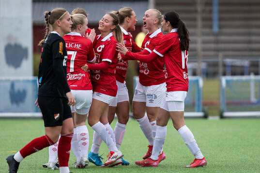 Degerfors IFs Olivia Neander jublar med lagkamrater efter 1-1