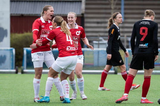 Degerfors IFs Olivia Neander jublar med lagkamrater efter 1-1