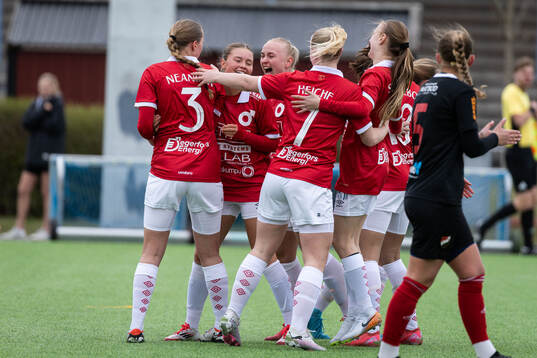 Degerfors IFs Olivia Neander jublar med lagkamrater efter 1-1