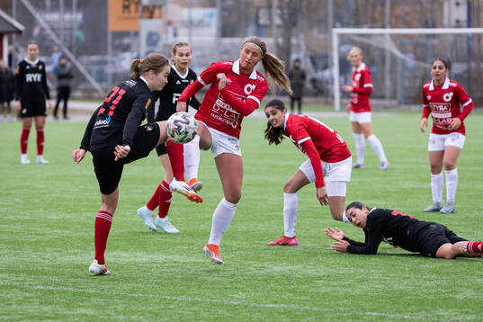 Enskede IKs Jenny Mattsson och Degerfors IFs Ellen Hultgren