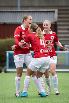 Degerfors IFs Olivia Neander jublar med lagkamrater efter 1-1