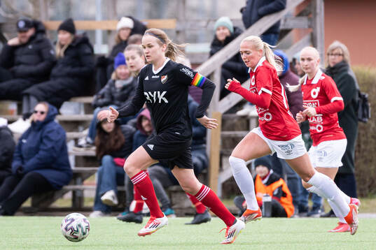 Enskede IKs Jenny Mattsson och Degerfors IFs Ida Lilja