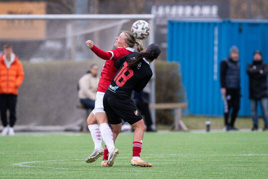Degerfors IFs Alva Hyttinen och Enskede IKs Isabelle Hanna