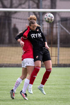 Enskede IKs Tilda Krusnell och Degerfors IFs Ida Mattsson