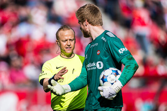 Ola Hobber Nilsen, referee, and Jakob Let Haugaard of