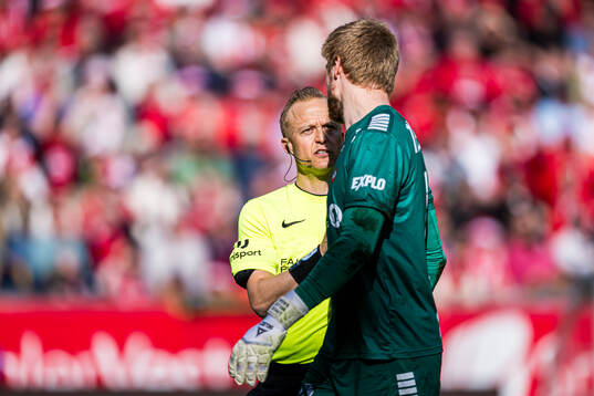 Ola Hobber Nilsen, referee, and Jakob Let Haugaard of