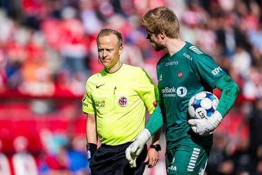 Ola Hobber Nilsen, referee, and Jakob Let Haugaard of