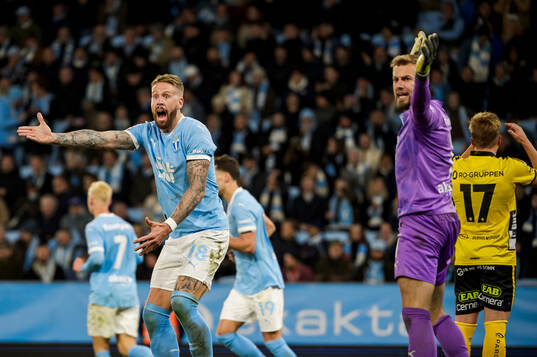 Malmö FFs Pontus Jansson och målvakt Ricardo Schuck